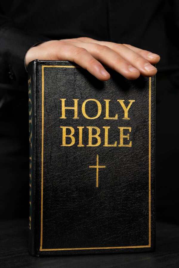 close-up-hand-touching-holy-bible Biblia de Estudio – Guía para la Vida Cristiana